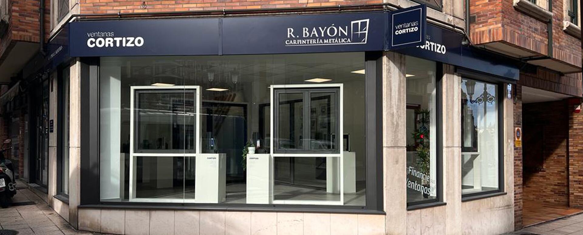 Exposición Janelas Cortizo en R. Bayón - janelas de alumínio e PVC Cortizo