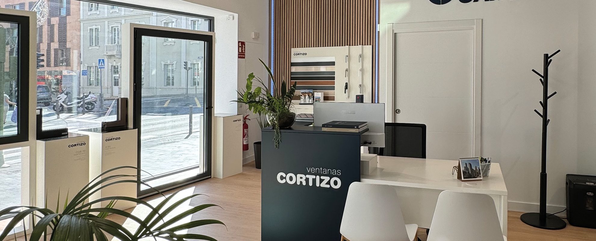 Exposición Janelas Cortizo en Metal García - janelas de alumínio e PVC Cortizo