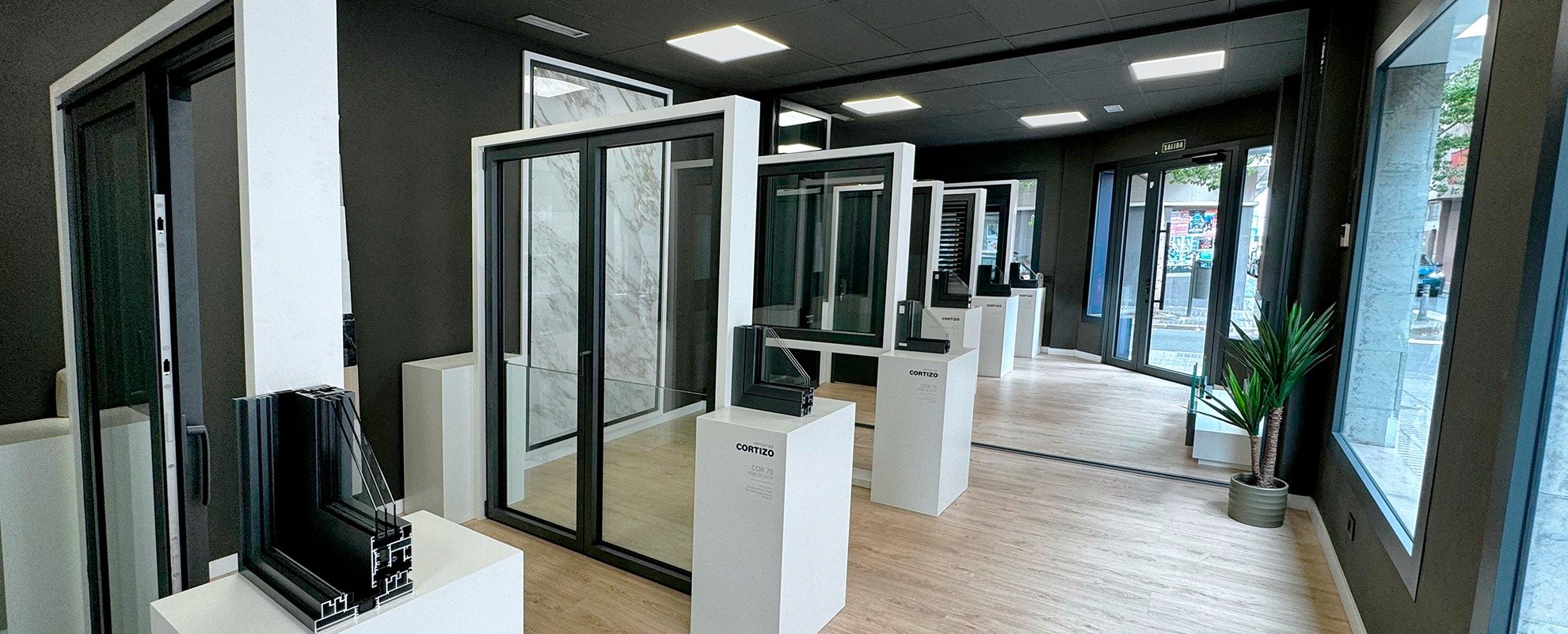 Exposición Janelas Cortizo en Serco - janelas de alumínio e PVC Cortizo
