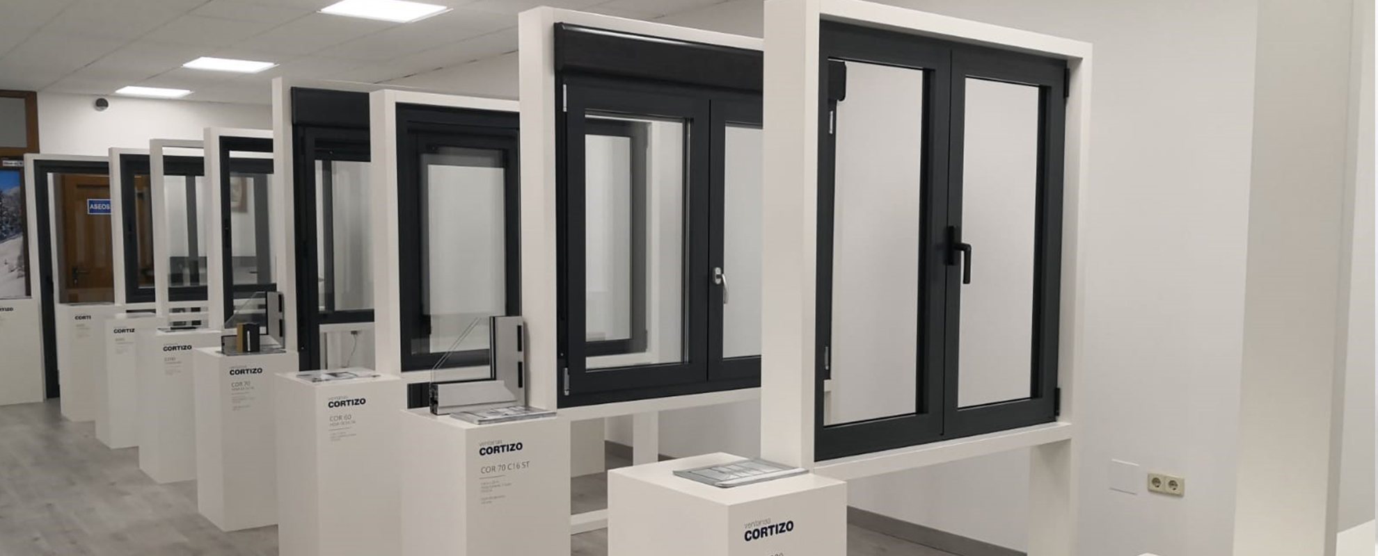 Exposición Janelas Cortizo en Carpintería S&I - janelas de alumínio e PVC Cortizo