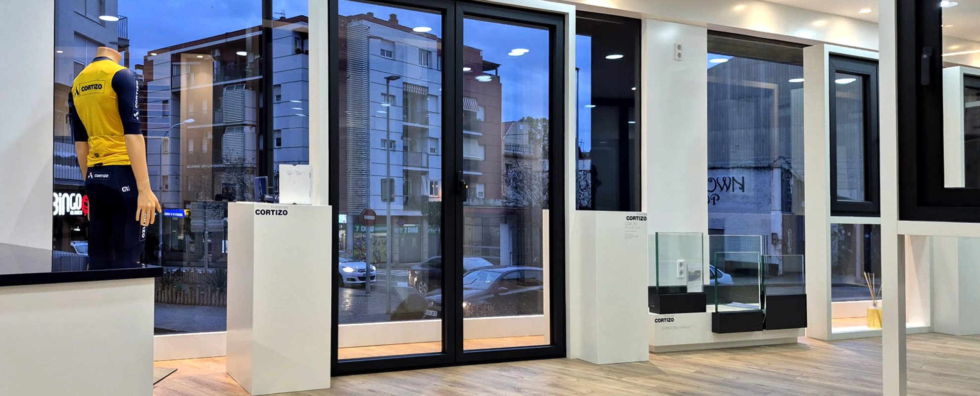 Exposición Janelas Cortizo en Termi K - janelas de alumínio e PVC Cortizo